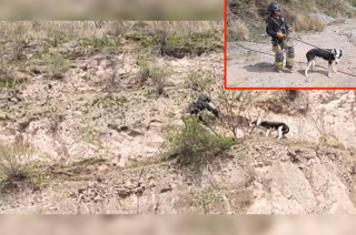 Las fuertes lluvias y vientos impidieron el rescate inmediato, pero finalmente cuatro bomberos especializados en rapel lograron descender hasta donde estaba atrapado.