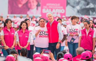 Reciben mujeres de 17 municipios, tarjetas del Salario Rosa