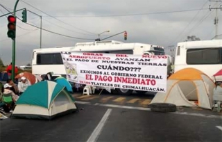 Bloquean campesinos la Peñón-Texcoco; exigen pago de predios