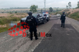 Paramédicos y elementos de seguridad acudieron al sitio para confirmar el deceso de los jóvenes