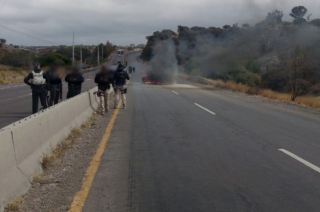 Vehículo incendiado provoca bloqueo parcial en la carretera Toluca-Palmillas