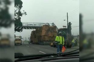 Un tráiler cargado de paja se mantiene por el momento sosteniendo la estructura