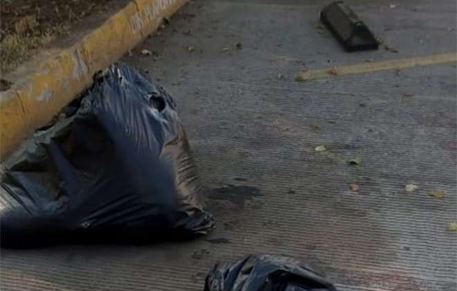 Los bultos sospechosos quedaron en los cajones para estacionar vehículos