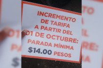Estampas colocadas en las unidades de transporte anuncian un aumento irregular en la tarifa mínima a 14 pesos