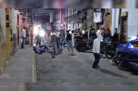 En un video se observa el momento en que varios de los jóvenes se enfrentan a golpes, mientras otros simplemente observan la escena sin intervenir.