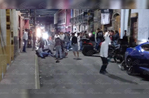 En un video se observa el momento en que varios de los jóvenes se enfrentan a golpes, mientras otros simplemente observan la escena sin intervenir.