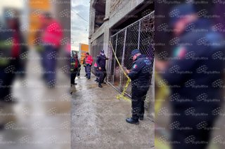 Policías municipales resguardaron la construcción donde fue localizado un hombre sin vida, en San Mateo Otzacatipan, Toluca.