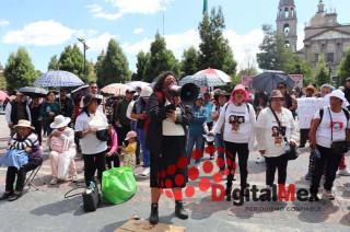Colectivos se manifiestan en el centro de Toluca.