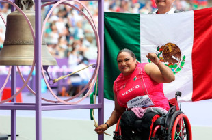 La mexiquense Gloria Zarza con el oro en impulso de bala F54, Floralia Estrada, quien ganó la medalla de bronce en lanzamiento de disco F57