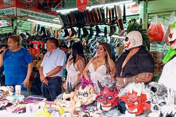 Video: Puerquiza Extrema recorre el Mercado Juárez de Toluca y convive con aficionados