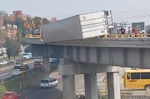 #Video: Tráiler, a punto de caer de puente del CEM, en Cuautitlán Izcalli