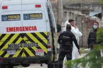 Elementos de seguridad y personal de la Fiscalía acudieron a un domicilio de la colonia Casa Blanca, en Metepec, donde fue localizado sin vida un hombre de aproximadamente 75 años.
