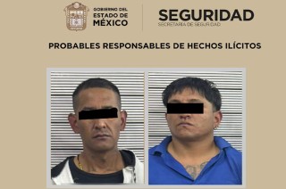 Se logró detener en flagrancia a Giovanny “N” y José “N”, quienes tenían en su poder dos réplicas de armas de fuego y 13 bolsas de plástico transparente con hierba verde y seca.
