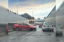 Un vehículo Volkswagen, color rojo, perdió el control y se impactó contra el muro de contención, lo que provocó severos daños en la parte frontal de la unidad.