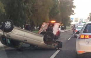 Vuelca vehículo en carriles centrales de Tollocan y causa tráfico lento