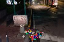 Brigadas municipales limpiaron plazas y monumentos tras cinco transmisiones masivas.
