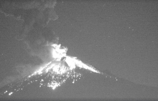 Captan explosión nocturna del Popocatépetl
