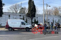 De acuerdo con fuentes de la Policía Estatal, el hombre, de aproximadamente 40 años, habría sufrido un infarto mientras conducía, lo que provocó que perdiera el control de su vehículo y subiera al camellón.