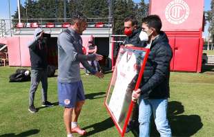 Francisco Suinaga, presidente deportivo y director general del Toluca FC, y Antonio Naelson “Sinha”, director deportivo del equipo, hicieron la entrega