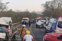 El conductor de la camioneta huyó y en el lugar quedó una persona muerta.