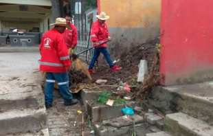 En Toluca continúa limpieza de panteones