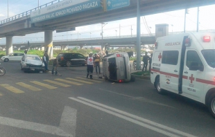 Vuelca camioneta en Bulevar Aeropuerto y genera caos