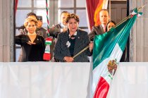 La gobernadora Delfina Gómez encabezó la ceremonia por el 216 Aniversario del inicio de la Independencia de México en la Plaza de los Mártires.