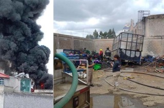 Tras una intensa labor, las autoridades lograron controlar el siniestro, en lo que indicaron que al parecer es una bodega de residuos industriales.