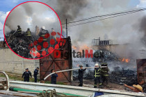 El siniestro ocurrió dentro de una recicladora instalada en la zona, donde el fuego se extendió rápidamente entre el material acumulado.