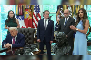 La secretaria de Seguridad Nacional de Estados Unidos, Kristi Noem, acusó a la presidenta Claudia Sheinbau de alentar las protestas en territorio estadounidense.