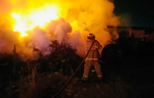 Sofocan Bomberos de Toluca incendio en bodega con madera
