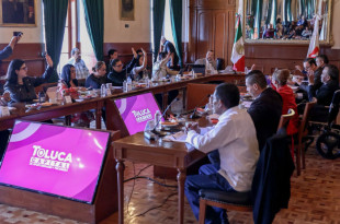 Autoridades municipales durante la Trigésima Primera Sesión Ordinaria de Cabildo en Toluca