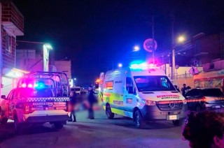 Los motociclistas resultaron con lesiones menores.