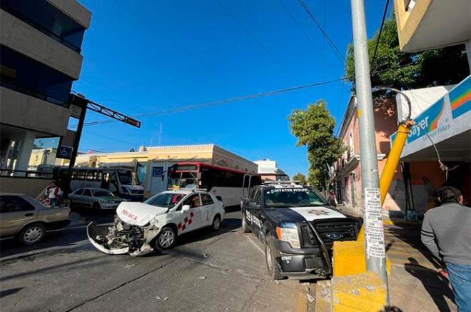 Al lugar acudieron servicios de emergencias para auxiliar a una mujer que viajaba como pasajera