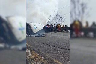 Mientras el tráiler ardía en llamas tras volcarse en la carretera Toluca-Palmillas, decenas de personas aprovecharon para cometer actos de rapiña.