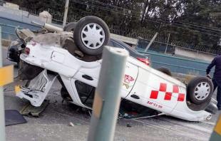 El puente fue cerrado en los carriles donde quedó el taxi 