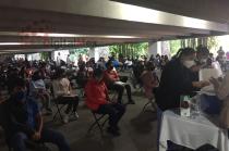 Adolescentes se formaron en las inmediaciones de la Alameda Bicentenario para poder recibir la primera dosis de la vacuna Pfizer contra COVID-19.