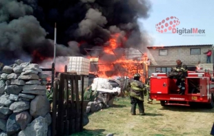 #ÚltimaHora: Bomberos de #Toluca combaten incendio en el Cerrillo