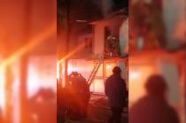 Un fuerte incendio se registró la noche de este domingo en una casa habitación en la colonia Santa Elena.