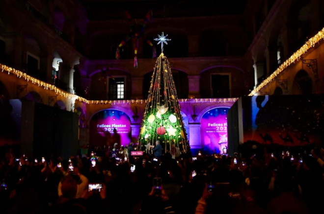 El árbol navideño de Palacio de Gobierno fue encendido durante la ceremonia encabezada por autoridades estatales y del Congreso