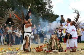 Recibe público el humo de los sahumerios que, de acuerdo con la tradición, hace llegar armonía y purificación.