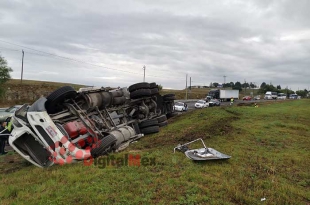 Vuelca tráiler en la Toluca-Atlacomulco; tránsito lento