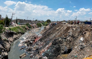 Vecinos bloquean Circuito Mexiquense por derrame de productos químicos en #Ecatepec