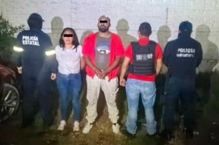 Se les aseguraron 16 bolsas con presunto cristal, celulares y dinero en efectivo.