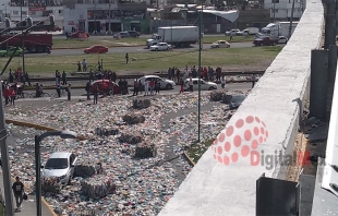 #Toluca: Vuelca tráiler en Puente Tres Caminos; toneladas de pet caen sobre autos