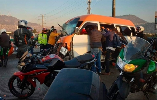 Pasajeros quedan prensados al impactarse combi con un tráiler en #Tlalnepantla