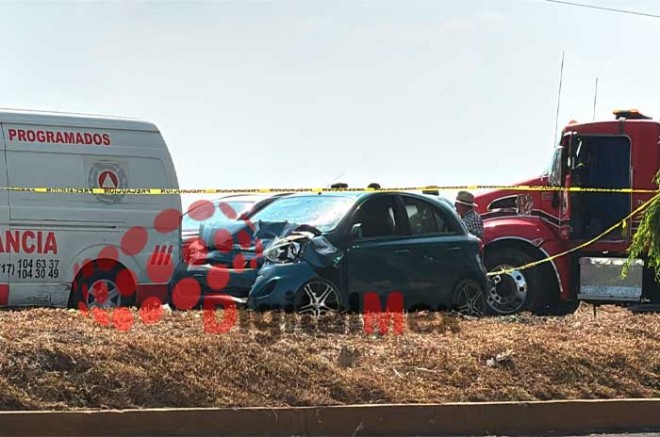 De acuerdo con los reportes, la víctima quedó prensada entre una camioneta y un vehículo Nissan March azul