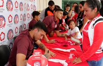 Conviven Diablos Rojos con sus seguidores en una firma de autógrafos