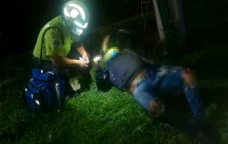 Al parecer unas piedras le obstruyeron el camino, provocando que derrapara y perdiera el control, el motociclista quedó tirado en el césped y su moto a un par de metros.