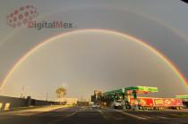 Los arcoíris se producen cuando los rayos de luz solar atraviesan las gotas de agua mientras llueve.